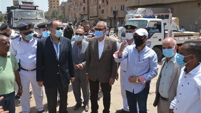 محافظ القليوبية ومدير الأمن يشهدان إزالة 55 عشة في منطقة شبرا الخيمة (صور) 