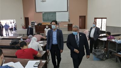 القائم بأعمال رئيس جامعة بنها يتفقد كلية العلوم ويشدد على الإجراءات الاحترازية