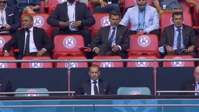 تشيفرين وفيجو وكارلوس وروني يتابعون مباراة إنجلترا وكرواتيا في ويمبلي