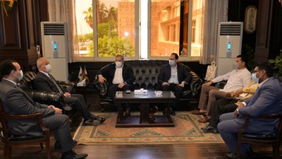 محافظ الأقصر يبحث مع وفد 