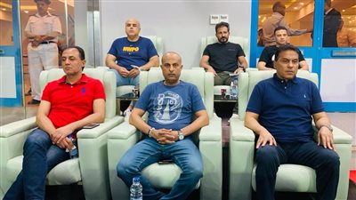 البدري وجهازه الفني يتابعان مُباراة مصر أمام جنوب إفريقيا 