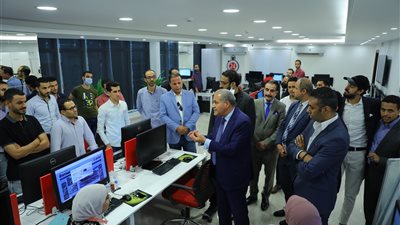 أشاد بجهد صحفيي الموقع.. وزير التموين يزور 