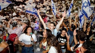 احتفالات في إسرائيل بإقصاء بنيامين نتنياهو بعد 12 عامًا بالسلطة
