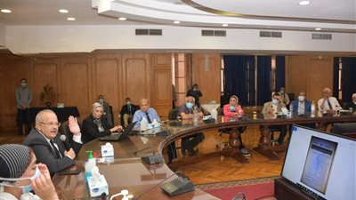 رئيس جامعة القاهرة يترأس اجتماع قسم الحالات الحرجة بمستشفيات قصر العيني (صور)