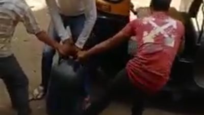 4 أشخاص يتشاجرون على أسطوانة غاز بعد سرقتها وسط دهشة المارة بأبوزعبل (فيديو)