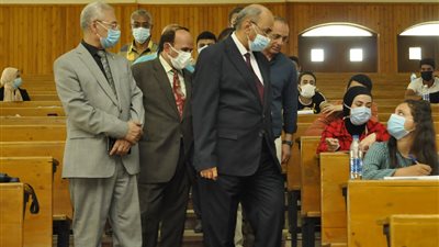 رئيس جامعة المنيا يتفقد امتحانات 