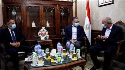 وزير السياحة يكرم صاحب لوحة الإسماعيلية الأثرية بتصريح مجاني للمتاحف ومكافأة 