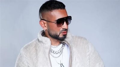 بالطو أبيض ونظارة سوداء.. أحمد سعد يُروج لأغنيته الجديدة 