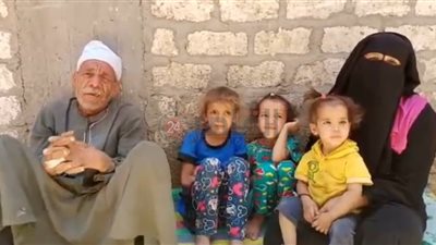 معاناة طفلة تقضي حاجتها من فتحة في بطنها بسوهاج.. ووالدها: 