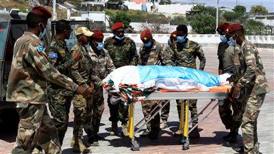 مقتل وإصابة 14 شخصًا في هجوم انتحاري استهدف مقرًا للجيش الصومالي 