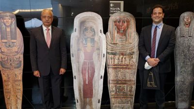 السفير المصري باليابان يزور معرض الآثار الفرعونية بالعاصمة طوكيو