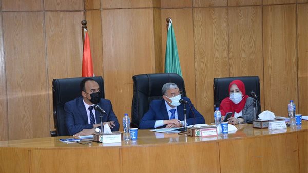 محافظ المنيا خلال