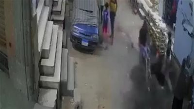 شاب يدهس أمًّا وطفلها بدراجته في حادث مروع ويفر هاربًا بالشرقية (فيديو)