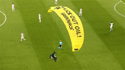 سقوط مشجع بـ