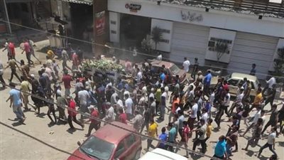 قتل في حادث خطف.. المئات يشيعون 