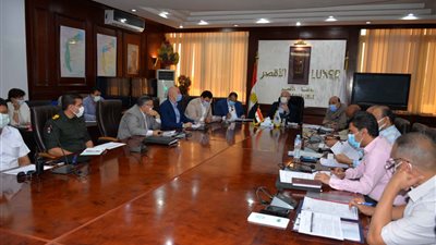 محافظ الأقصر يناقش إطلاق اسم الشهيد حسن عثمان على مدرسة 