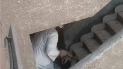 صدم رأسها بالسلم.. تفاصيل تعدي جزار على مسنة بمدينة السلام (صور وفيديو)