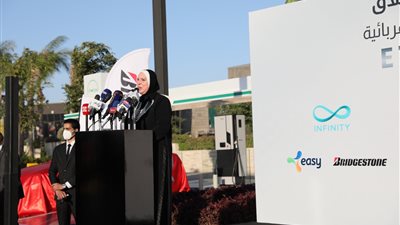 وزيرة التجارة: تقديم الدعم اللازم للاستثمار في صناعة السيارات الكهربائية