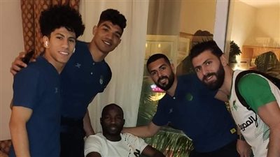 لاعبو الاتحاد السكندري في زيارة إلى رزاق سيسيه عقب إجرائه جراحة في الركبة (صور)