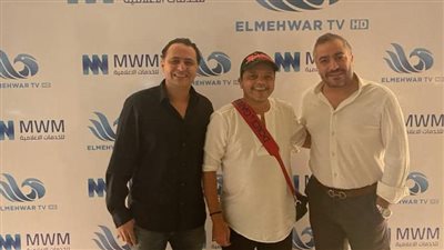 محمد هنيدي مذيعًا لأول مرة على شاشة المحور (صور)