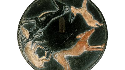 المتحف المصري بالتحرير يعرض قرصًا يحمل منظر لكلب يصيد الغزلان