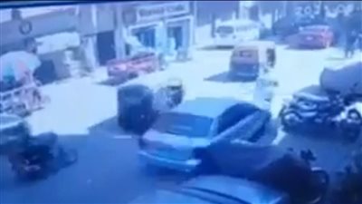 موظف حكومي يدهس طبيبة لاصطدامها بمرآة سيارته بالشرقية (فيديو)