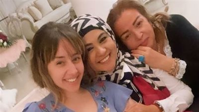 أول ظهور لوالدة هنا الزاهد بعد خروجها من المستشفى (صور)