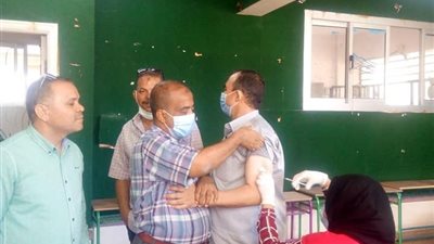 معلمو البحر الأحمر يتلقون لقاح كورونا (صور)