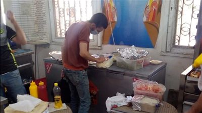 إعدام 1.3 طن أغذية فاسدة وغلق 6 منشآت غذائية مخالفة بالشرقية (صور)