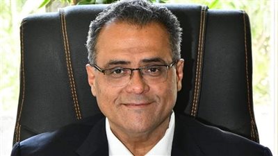 نائب رئيس جامعة عين شمس يستعرض تطورات جراحات مناظير العمود الفقري في جنوب إفريقيا