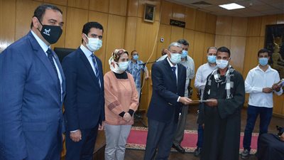 محافظ المنيا: تسليم 1450 عقدًا لتقنين أوضاع أراضي الدولة