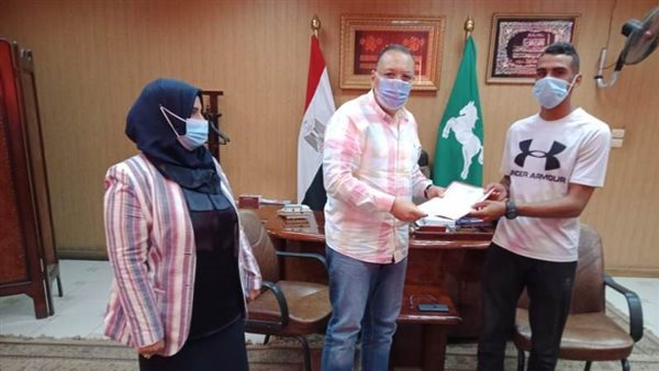 محافظ الشرقية يمنح