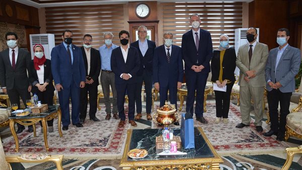 محافظ المنيا مع وفد