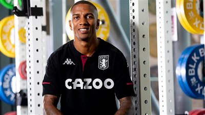 رسميًا.. أستون فيلا يعلن التعاقد مع أشلي يونج