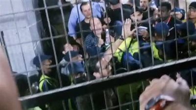 شيكابالا يتدخل لفض اشتباك بين الأمن والجماهير بعد مباراة الزمالك وأسوان (فيديو)