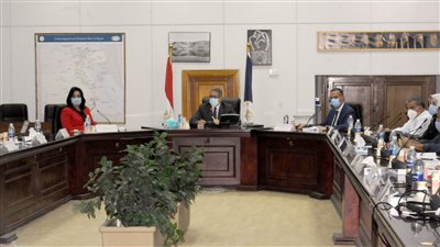 وزير السياحة يعقد اجتماعًا لمتابعة إجراءات وضوابط ممارسة الأنشطة والخدمات بالقطاع (صور)