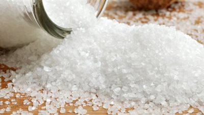 يضر المناعة.. تعرف على أضرار الملح عند زيادته في الأطعمة 
