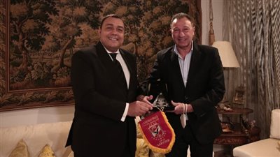 الخطيب يهدي درع وعلم الأهلي إلى السفير المصري في تونس