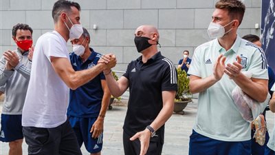 فرحة لاعبي منتخب إسبانيا بعودة سيرجيو بوسكيتس (صور)