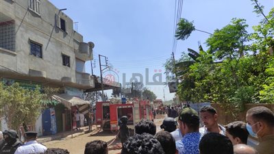 الدفع بـ6 سيارات إطفاء للسيطرة على حريق سيارة داخل 