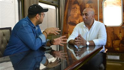 عربة اجتماعات وصالون مطور.. ورش السكة الحديد تغير ملامح قطارات النوم القديمة (فيديو)