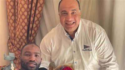 رئيس الاتحاد السكندري يزور رزاق سيسيه بعد إجرائه جراحة بالركبة (صور)