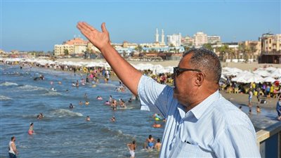 مدير شاطئ بورسعيد: إقبال كثيف من المواطنين وأنقذنا حالتين من الغرق (صور وفيديو) 