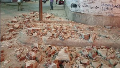 سقوط جزء من شرفة عقار بمدينة دمنهور دون وقوع إصابات (صور) 