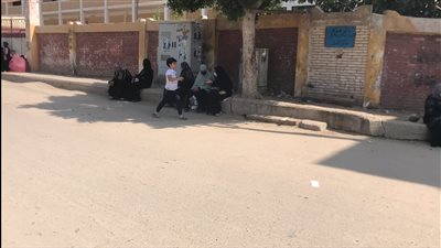 تجمع أولياء أمور طلاب الدبلومات الفنية أمام اللجان بكفر الشيخ (صور وفيديو)