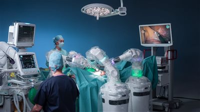 لأول مرة بمصر.. جامعة عين شمس تستعد لتطبيق الجراحة الروبوتية بمستشفياتها (صور)