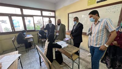 مدير تعليم الجيزة يتفقد أول أيام امتحانات الدبلومات الفنية.. والطلاب: الامتحان متوسط