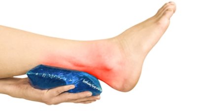 الكمادات الباردة أو الساخنة.. تعرف على أفضل علاج لألم العضلات