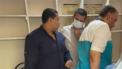 انتحل صفة صيدلي.. ضبط شخص يكشف على المرضى داخل مكان دون ترخيص في الفيوم (صور)