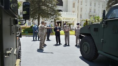 السيسي يجتمع بوزير الدفاع وعدد من قادة القوات المسلحة (صور)